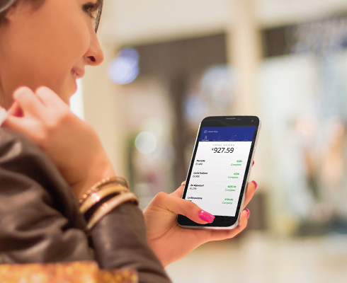 Tax Refund App auf einem Handy mit weiblicher Userin